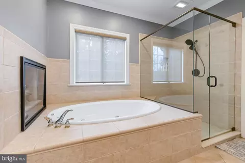 Bath - 810 Woodfield Dr, Lititz, PA 17543 photo 2 of 4