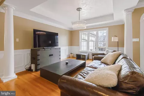Living - 810 Woodfield Dr, Lititz, PA 17543 photo 4 of 4