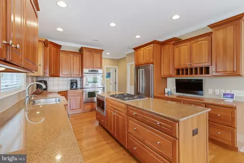 Kitchen - 810 Woodfield Dr, Lititz, PA 17543 photo 3 of 4