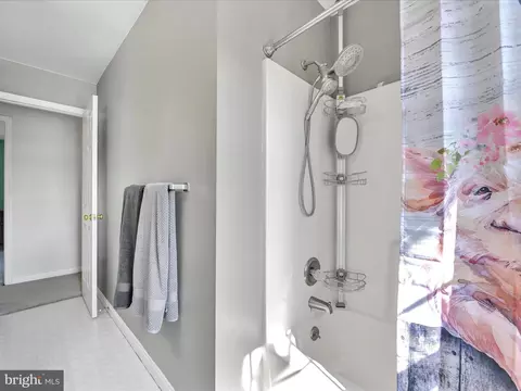 Bath - 68 Robinhill Dr, Lititz, PA 17543 photo 2 of 3