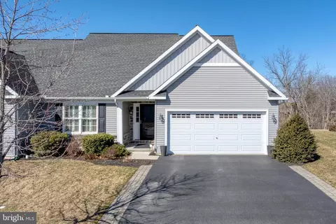 5165 Oak Leaf Dr, Mount Joy, PA 17552