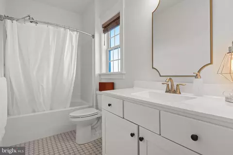Bath - 425 Southampton Dr, Lititz, PA 17543 photo 4 of 4