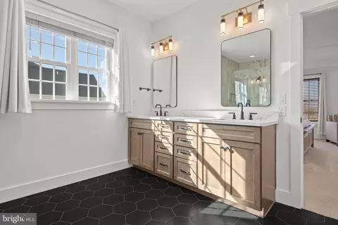 Bath - 425 Southampton Dr, Lititz, PA 17543 photo 2 of 4