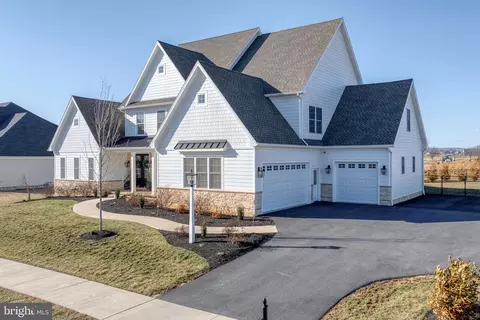 Exterior - 425 Southampton Dr, Lititz, PA 17543 photo 2 of 11