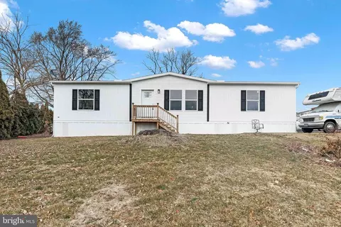 3 Candle Ln, East Earl, PA 17519
