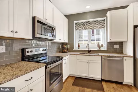 Kitchen - 470 Valor Dr, Lititz, PA 17543 photo 2 of 4
