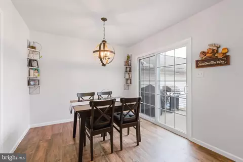 Dining - 724 E Newport Rd, Lititz, PA 17543 photo 2 of 2