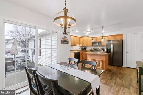 Dining - 724 E Newport Rd, Lititz, PA 17543 photo 1 of 2