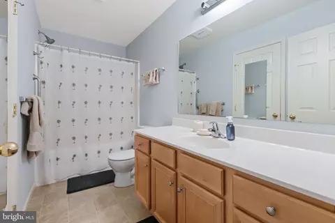 Bath - 724 E Newport Rd, Lititz, PA 17543 photo 2 of 2