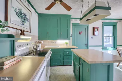 Kitchen - 405 S Cedar St, Lititz, PA 17543 photo 3 of 5