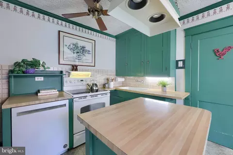 Kitchen - 405 S Cedar St, Lititz, PA 17543 photo 2 of 5