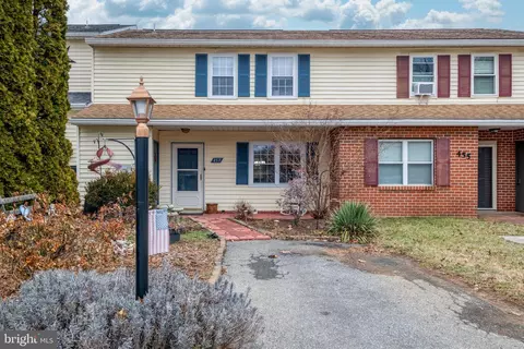 457 Crosswinds Dr, Lititz, PA 17543