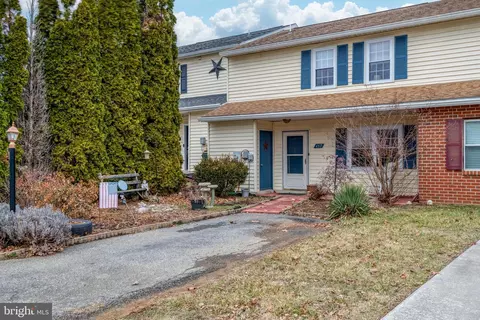 457 Crosswinds Dr, Lititz, PA 17543 photo 2