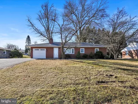 12 W Penn Grant Rd, Willow Street, PA 17584