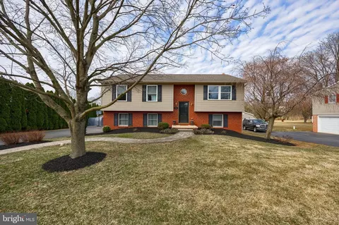 1041 Glenview Dr, Denver, PA 17517