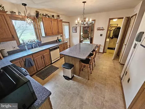 Kitchen - 402 Snyder Hill Rd, Lititz, PA 17543 photo 3 of 4