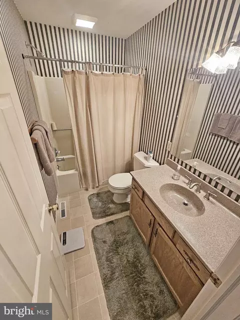Bath - 402 Snyder Hill Rd, Lititz, PA 17543 photo 2 of 3