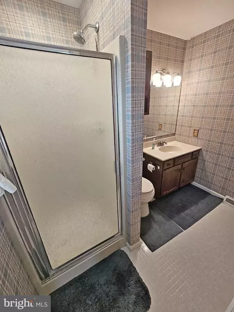 Bath - 402 Snyder Hill Rd, Lititz, PA 17543 photo 1 of 3