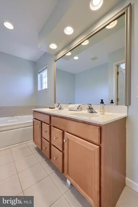 Bath - 1016 Olympia St, Lititz, PA 17543 photo 2 of 6