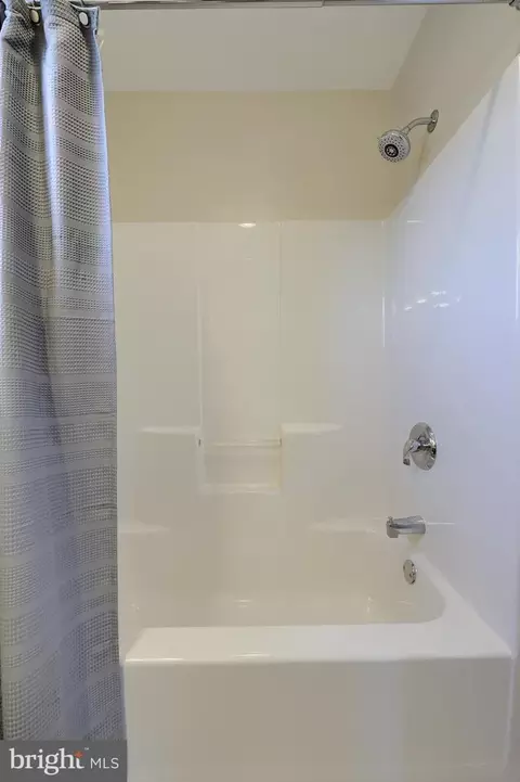 Bath - 1016 Olympia St, Lititz, PA 17543 photo 6 of 6