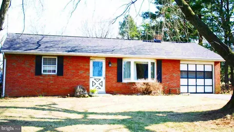 18 Hilltop Dr, Ephrata, PA 17522
