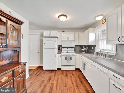 Kitchen - 7 Sharp Ave, Denver, PA 17517 photo 3 of 4