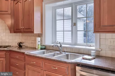 Kitchen - 339 Harvest Dr, Lititz, PA 17543 photo 9 of 9