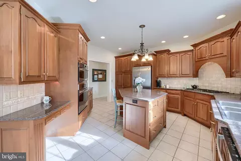 Kitchen - 339 Harvest Dr, Lititz, PA 17543 photo 3 of 9