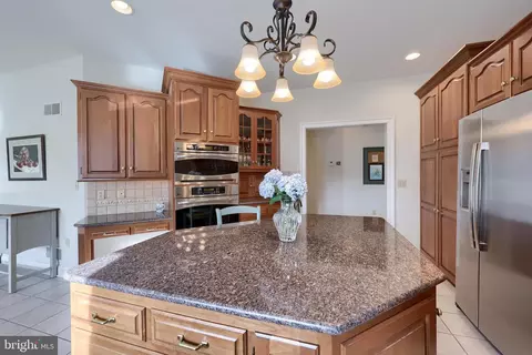 Kitchen - 339 Harvest Dr, Lititz, PA 17543 photo 5 of 9