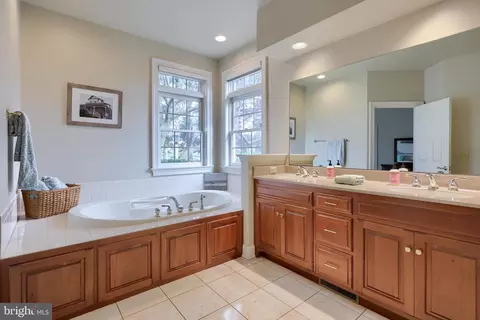 Bath - 339 Harvest Dr, Lititz, PA 17543 photo 2 of 5