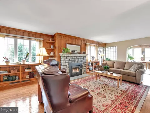 225 W Woods Dr, Lititz, PA 17543 photo 3