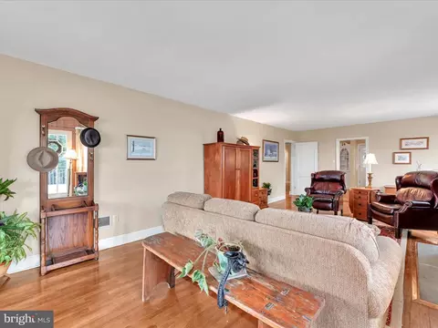 225 W Woods Dr, Lititz, PA 17543 photo 4