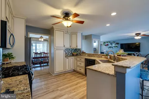 Kitchen - 231 Owl Hill Rd, Lititz, PA 17543 photo 2 of 3