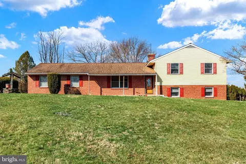 41 Apache Ln, Willow Street, PA 17584