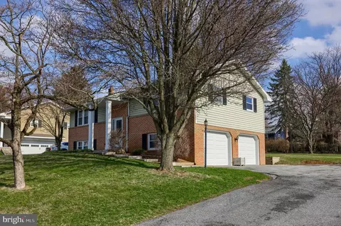 9 Knollwood Dr, Akron, PA 17501