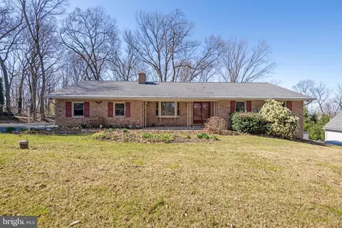 678 Summit Dr, Lancaster, PA 17601