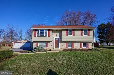 709 Pleasant Dr, New Holland, PA 17557