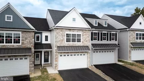2470 Spring Water Cir, Lancaster, PA 17601