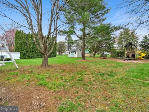 Exterior - 28 Buttonwood Dr, Lititz, PA 17543 photo 7 of 8