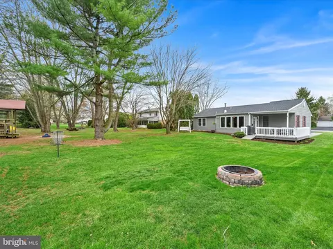 Exterior - 28 Buttonwood Dr, Lititz, PA 17543 photo 6 of 8
