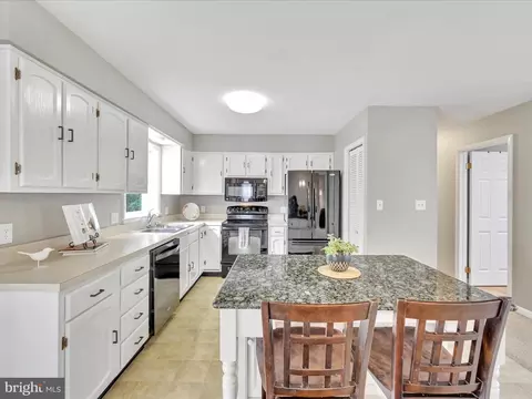 Kitchen - 28 Buttonwood Dr, Lititz, PA 17543 photo 2 of 3