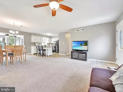 Living - 28 Buttonwood Dr, Lititz, PA 17543 photo 2 of 2