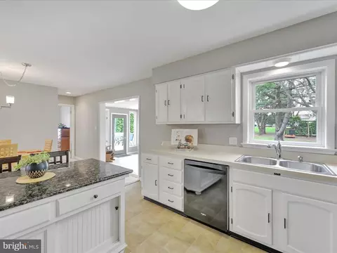 Kitchen - 28 Buttonwood Dr, Lititz, PA 17543 photo 3 of 3