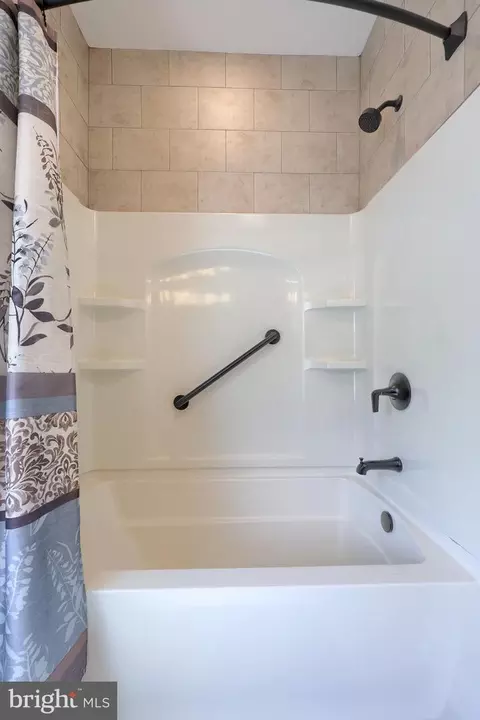 Bath - 403 Valor Dr, Lititz, PA 17543 photo 3 of 4