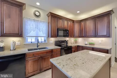 Kitchen - 403 Valor Dr, Lititz, PA 17543 photo 4 of 5
