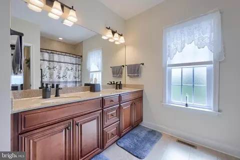 Bath - 403 Valor Dr, Lititz, PA 17543 photo 2 of 4