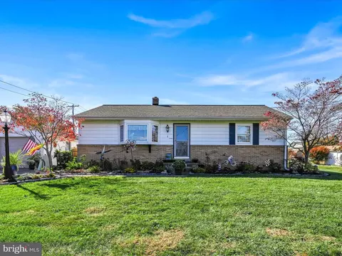 2 Dennis Dr, Willow Street, PA 17584