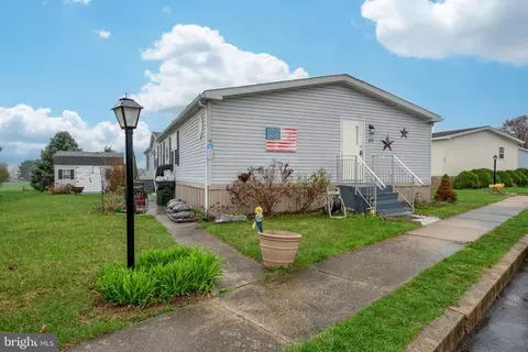 40 Arrowhead Dr, Ephrata, PA 17522