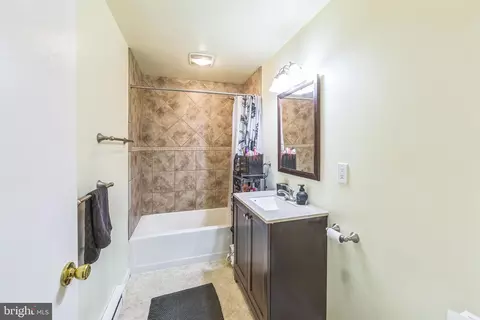 Bath - 210 Noble St, Lititz, PA 17543 photo 1 of 1