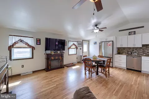 264 Noble St, Lititz, PA 17543 photo 3